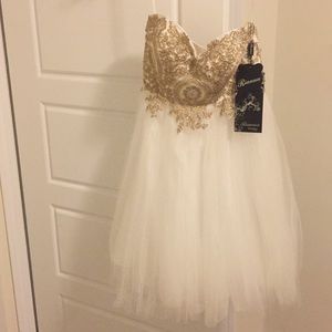 I’m selling a graduation/prom dress